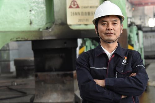 蔡松(陝西宏遠航空鍛造公司鍛造工、高級技師) 蔡松(陝西宏遠航空鍛造公司鍛造工、高級技師)