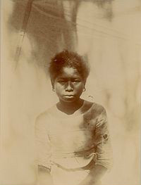 攝於1901年的阿埃塔女孩。