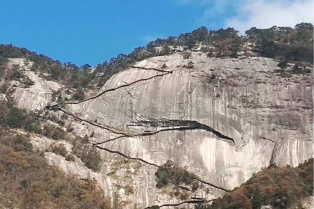 一面山(長白山系吉林哈達嶺下的山脈) 一面山(長白山系吉林哈達嶺下的山脈)