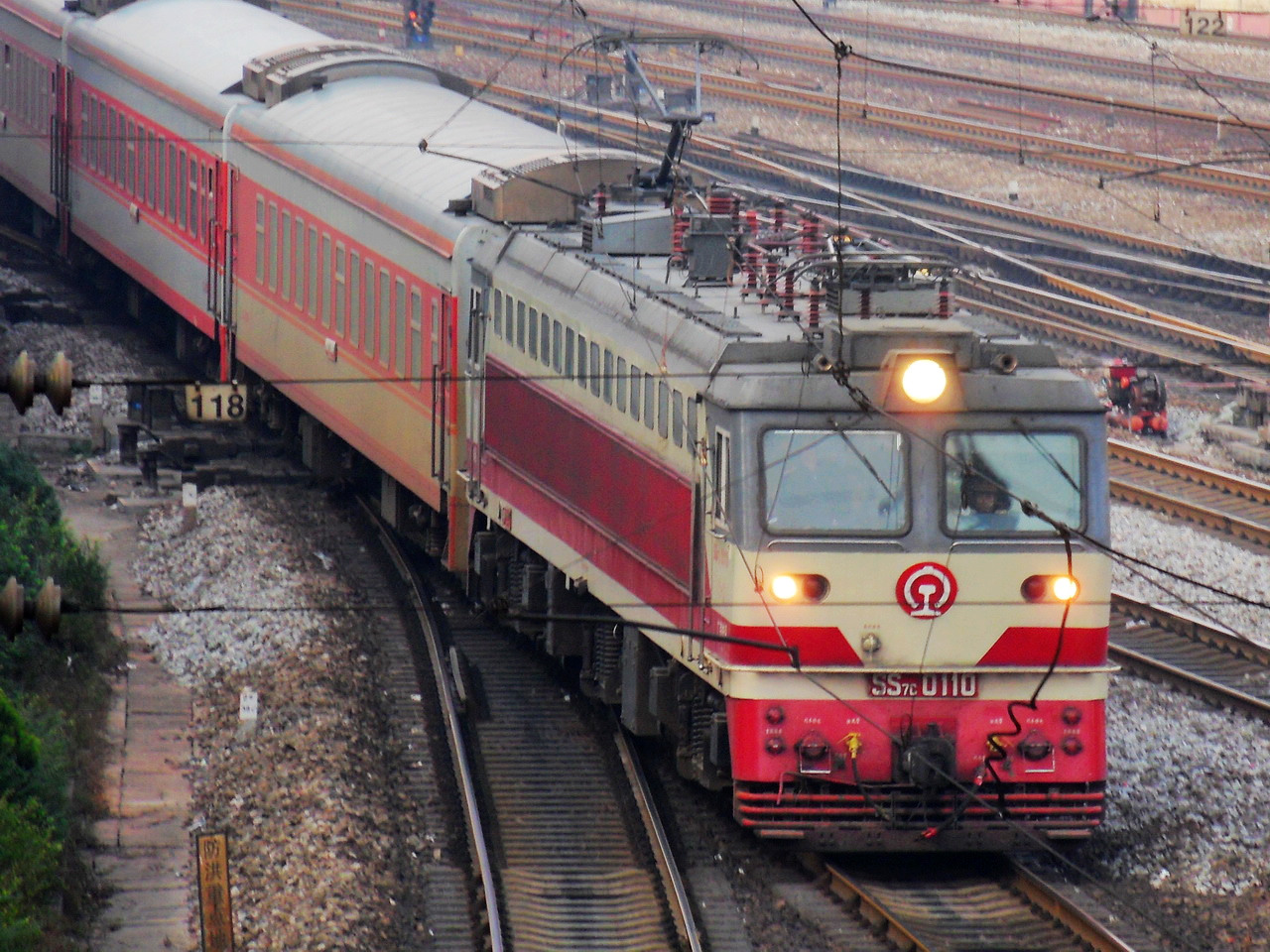 牽引客運列車的韶山7C型0110號機車