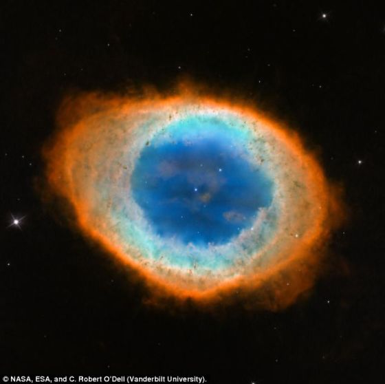 根據新觀測，環狀星雲外形好似扭曲的甜甜圈
