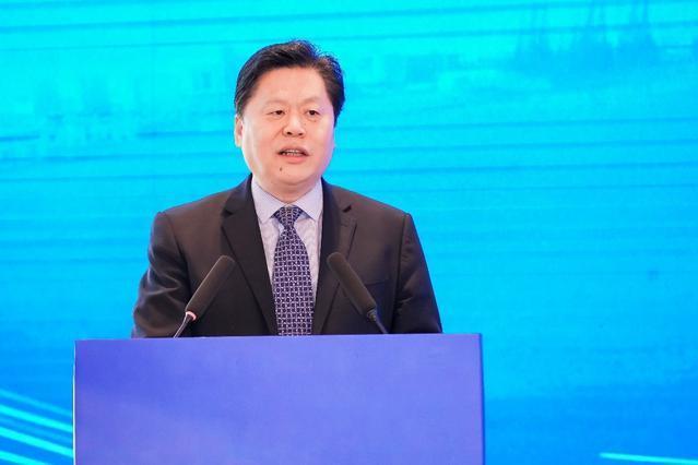 徐斌(交通銀行首席專家、交銀金融租賃有限責任公司黨委書記、董事長) 徐斌(交通銀行首席專家、交銀金融租賃有限責任公司黨委書記、董事長)
