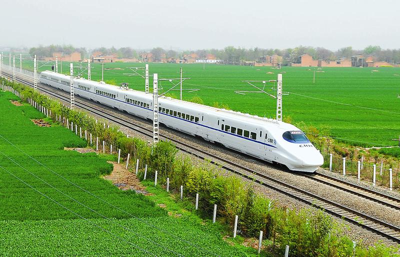 隴海鐵路西安至寶雞段運行CRH2型高速動車組列車