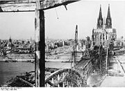 1948年重建的大教堂橋的第一臨時部分啟用