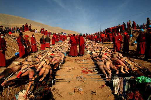 喇嘛在為地震中遇難者集體火化。拍攝/牛光