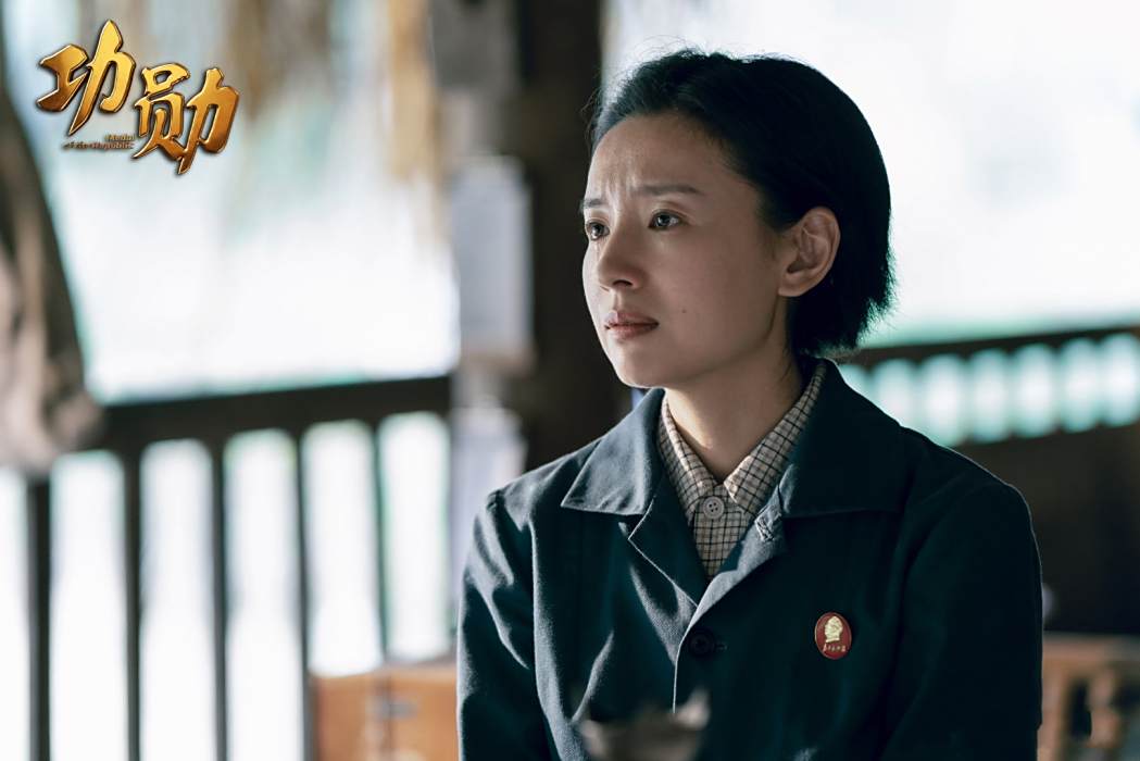 鄧哲(電視劇《功勳》中的角色,由董潔飾演) 鄧哲(電視劇《功勳》中的角色,由董潔飾演)