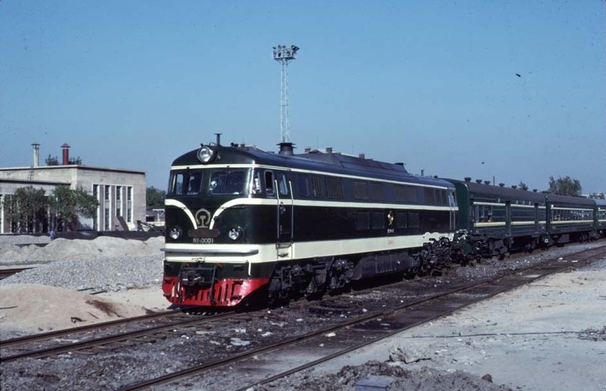 NY5型0001號機車牽引旅客列車