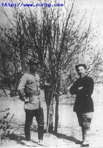 1937年初，莫文驊(左)與張雲逸在延安