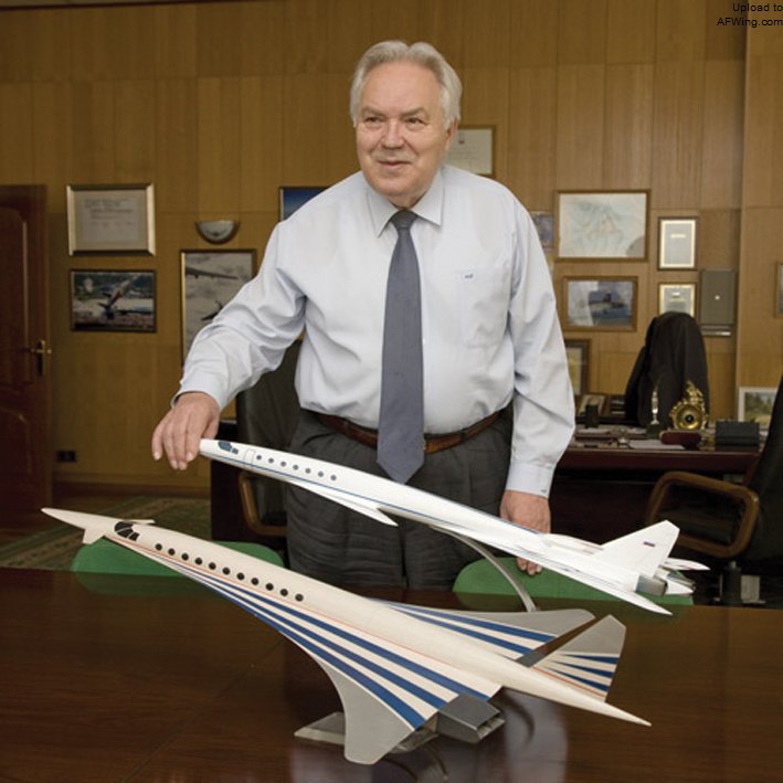 西蒙諾夫和他的超音速客機模型