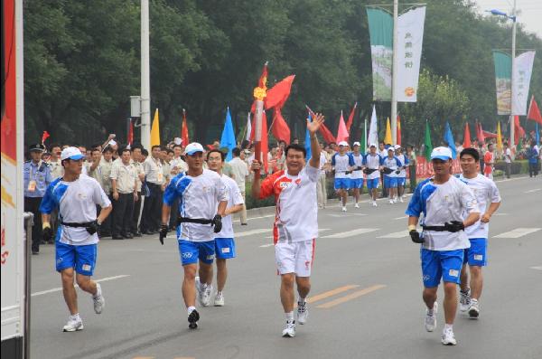 徐和誼（右三）擔任北京奧運會火炬手
