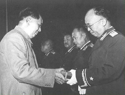 1955年毛主席為羅榮桓授勳