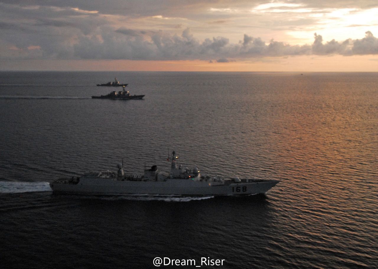夕陽下的廣州艦與美國海軍伯克級驅逐艦
