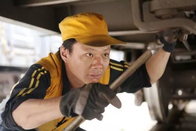 李春青(濟南局集團公司日照車輛段職工教育科檢車員) 李春青(濟南局集團公司日照車輛段職工教育科檢車員)