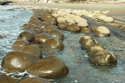 海灘上的岩石堆全聚集在一起，彷佛石頭軍團