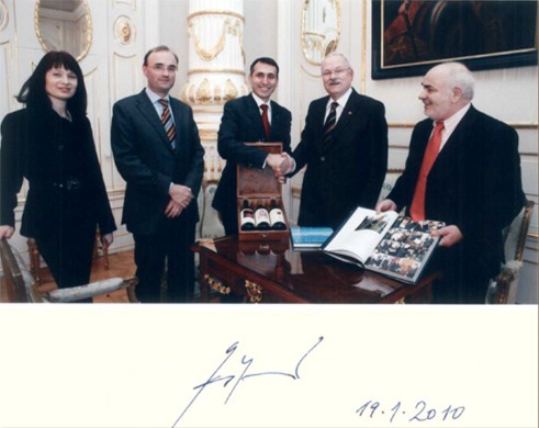 斯洛伐克總統加什帕羅維奇欣然為科曼斯題字