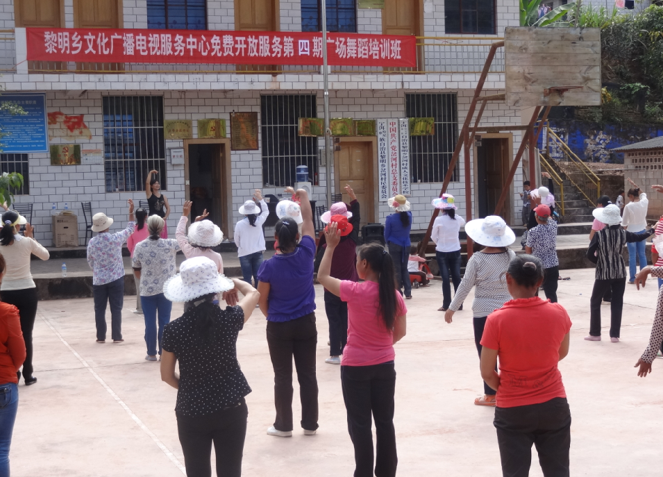 2013年11月黎明鄉文廣中心在岔河村舉辦廣場舞蹈培訓班