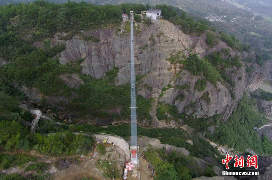 中國首條高空玻璃吊橋