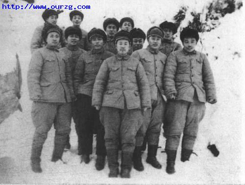 1952年冬，張祖諒(後排左1)在朝鮮