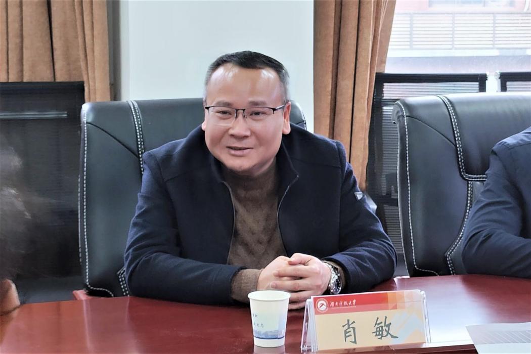 肖敏(湖南省長沙市雅禮·瀏陽市第二中學校長) 肖敏(湖南省長沙市雅禮·瀏陽市第二中學校長)
