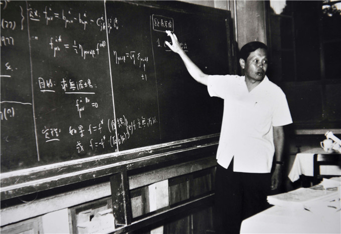 1981年，楊振寧在蘭州大學講課