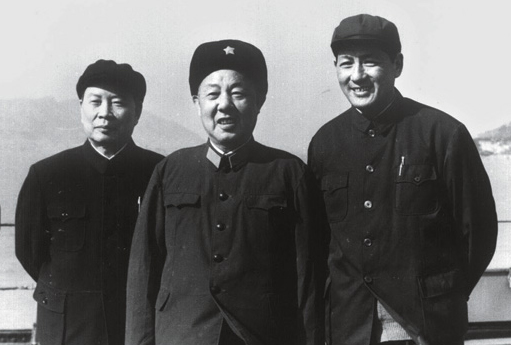 1977年，倪志福（右）與彭沖同志在一起
