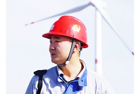 王朋朋(大唐新疆清潔能源有限公司三塘湖風電場場長) 王朋朋(大唐新疆清潔能源有限公司三塘湖風電場場長)