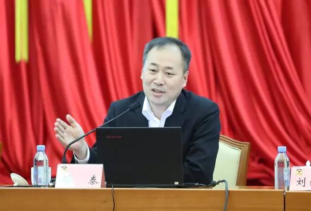 滕泰在深圳市政協六屆十一次常委會上作報告