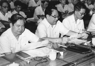 省委書記王寧（中）代表省委致詞（1984年）