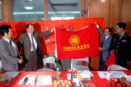 常務主席、國務院參事劉堅展示中國文協會旗