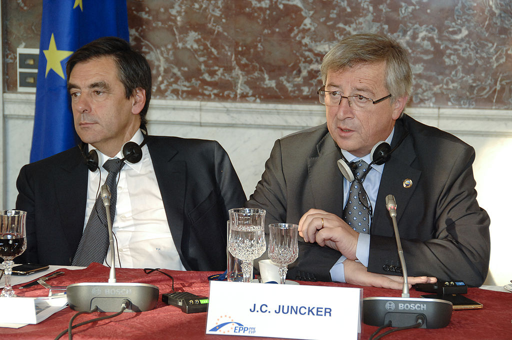 2009年與法國總理菲永召開記者會