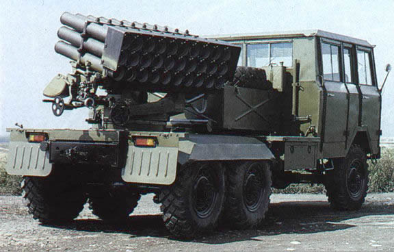 82式130mm輪式自行火箭炮