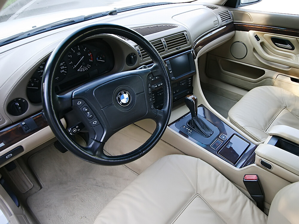 白色版本BMW L7前排內飾