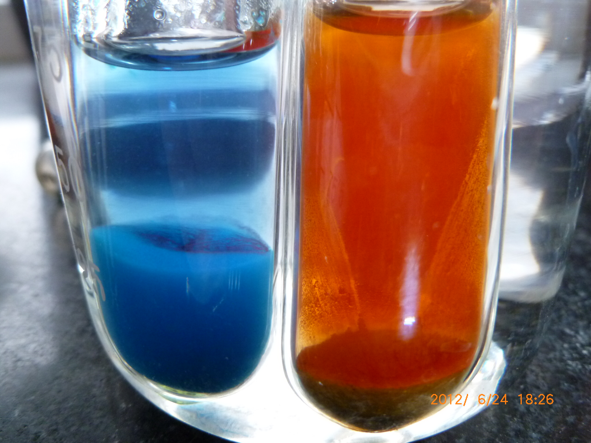 左側為氫氧化銅沉澱，右側為磚紅色沉澱