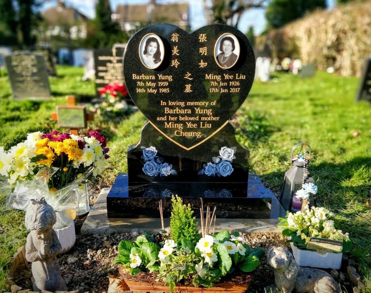 2018年翁美玲與母親在劍橋原地址合葬的新墓碑