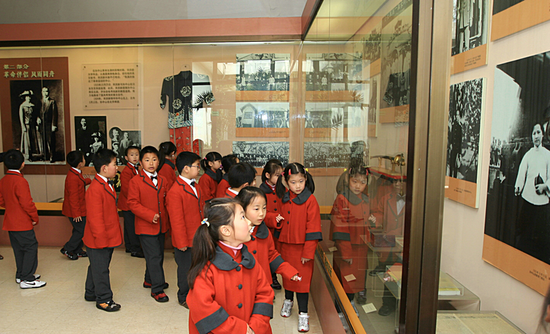 宋慶齡學校師生為參觀陳列館