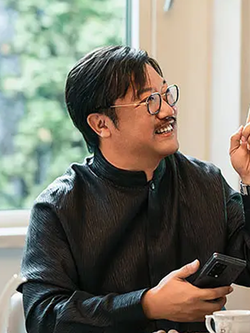 老溫(電影《爆款好人》中由賈冰飾演的張小景繼父) 老溫(電影《爆款好人》中由賈冰飾演的張小景繼父)
