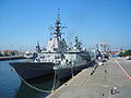 與西班牙“巴贊”級護衛艦“哥倫布”號（左）