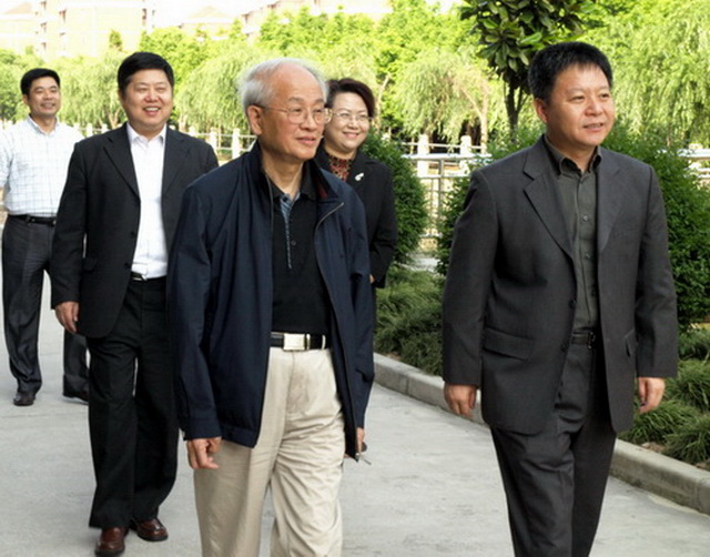 2009年5月，上海市副市長沈曉明、副市長翁鐵慧來校調研