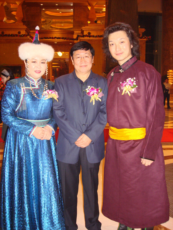 左起:歌唱家阿拉泰、崔富、歌唱家齊峰