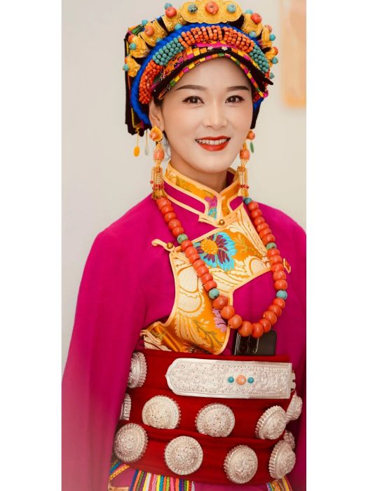 卓瑪(阿壩州新聞傳媒中心《阿壩新聞聯播》主播,《陽光問廉》《阿壩民生》欄目主持人) 卓瑪(阿壩州新聞傳媒中心《阿壩新聞聯播》主播,《陽光問廉》《阿壩民生》欄目主持人)