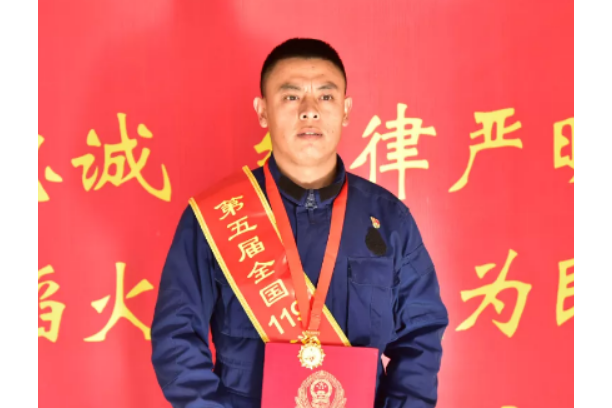 楊紅軍(秦皇島市盧龍縣護城河街消防救援站專職隊長) 楊紅軍(秦皇島市盧龍縣護城河街消防救援站專職隊長)