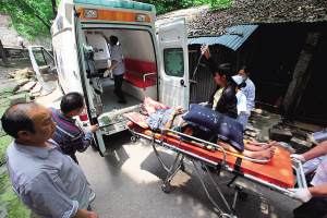 吳遠碧被送上救護車前往醫院