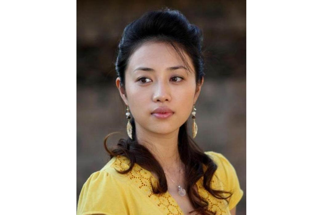 鄭文燕(電視劇《永不瞑目》中的女性角色,肖童的初戀女友。) 鄭文燕(電視劇《永不瞑目》中的女性角色,肖童的初戀女友。)