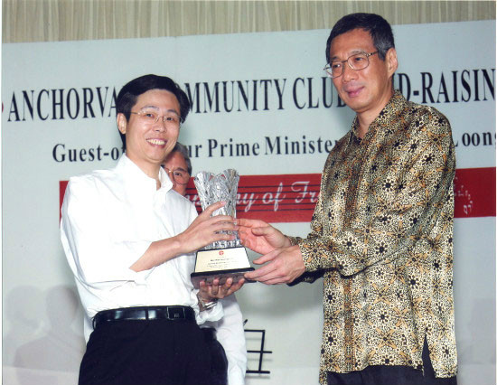 新加坡總理李顯龍給黃敏利董事長頒獎