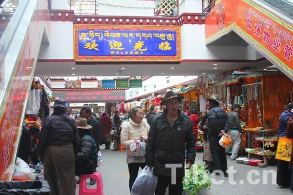 拉薩市場中的藏族民眾