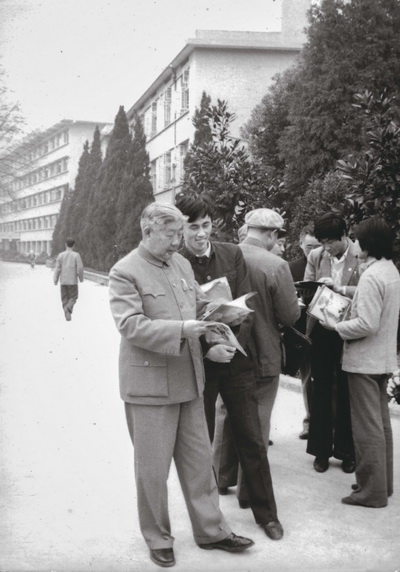 1987年林業部副部長劉琨（左一）視察亞林所