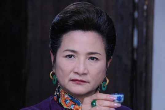 葉信芳(鄭佩佩飾演的《深宅》角色) 葉信芳(鄭佩佩飾演的《深宅》角色)