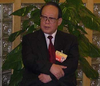 內蒙古自治區政協主席王占接受記者採訪