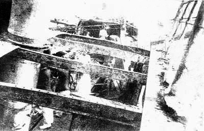 日軍在焚毀後的“廣乙”艦內搜查