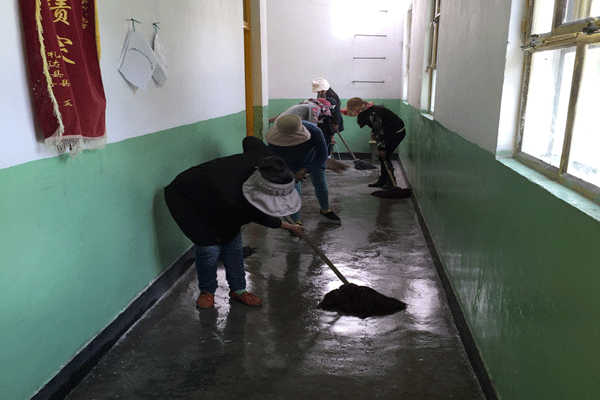2015年6月初底雅鄉機關婦女到鄉國小義務打掃校園